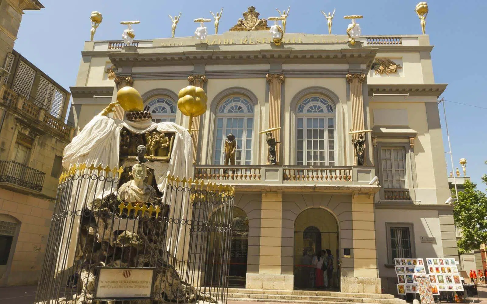 the outside of the dali museum barcelona figueres