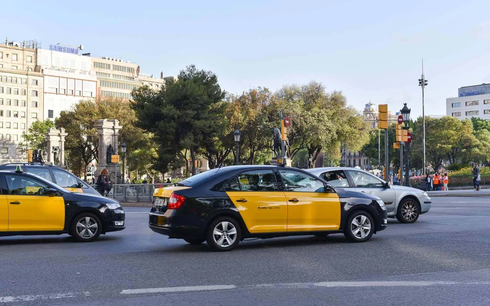 a taxi in placa catalunya barcelona