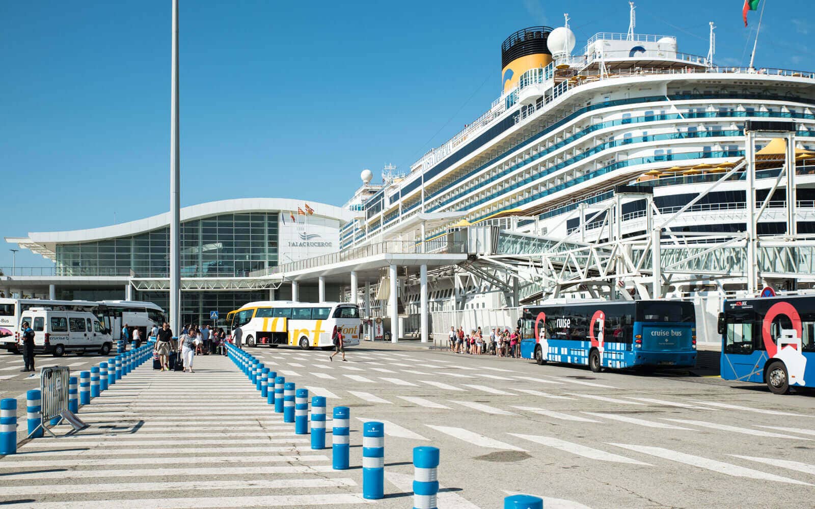 barcelona cruise ship passengers get off at the dock