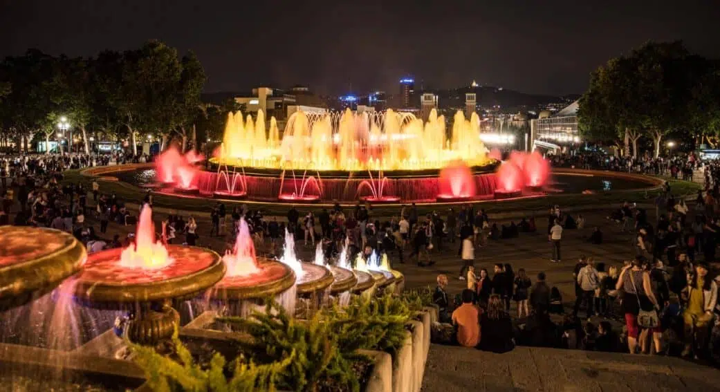 crowd watching the free fountain show in barcelona spain