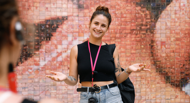 guide in front of the kissing mural on a barcelona free tour